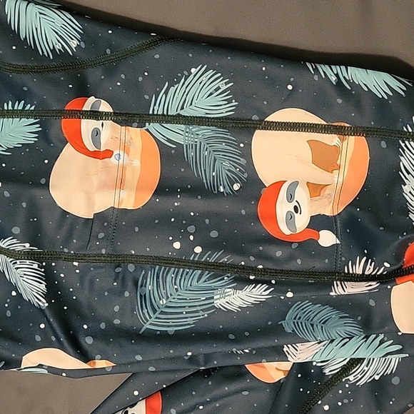 RARE Feed Me Fight Me Christmas Sloth Leggings, Full Length, Size Small - Picture 4 of 4